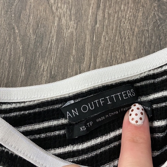 Black and white knit crop top - Picture 3 of 3